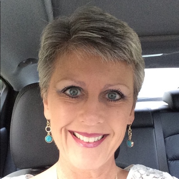 Meet your Posher, Selena - Picture 2 of 2